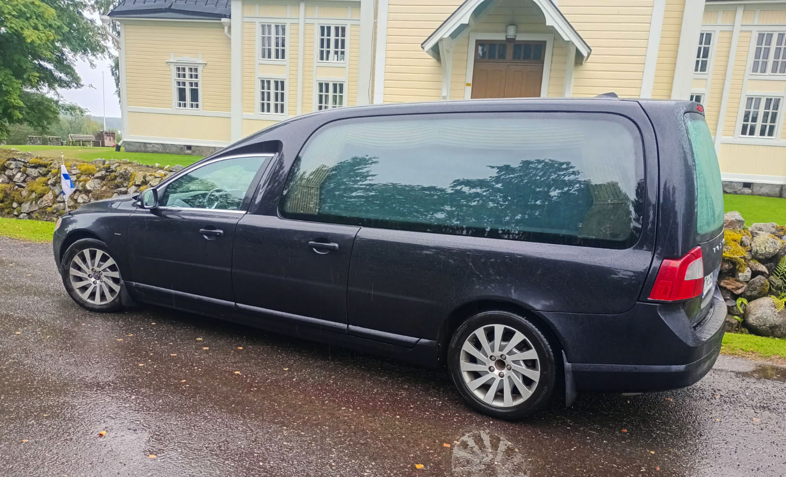 Tohmajärven Hautauspalvelun ruumisauto sivulta